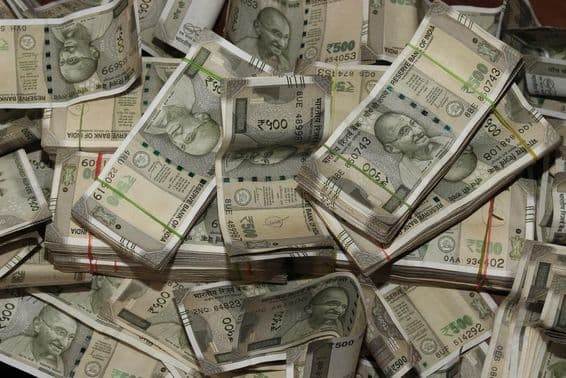 Indiai valuta 500 rúpiás halmok.