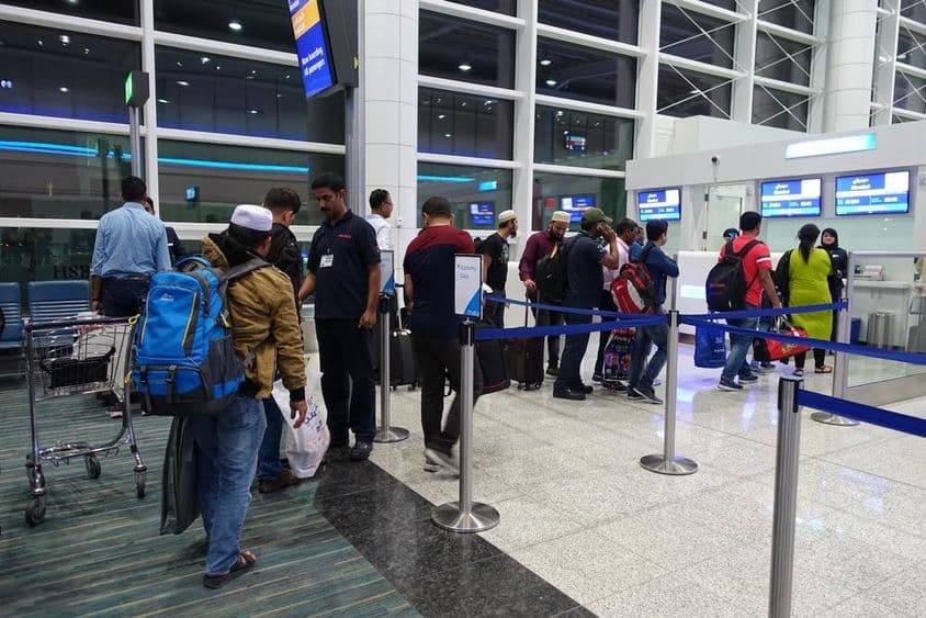 Emberek állnak sorban a beszálláshoz a Dubai Nemzetközi Repülőtér kapujánál.