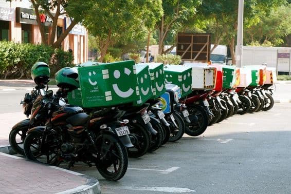 Étel házhozszállítási szolgáltatást nyújtó motorkerékpárok.