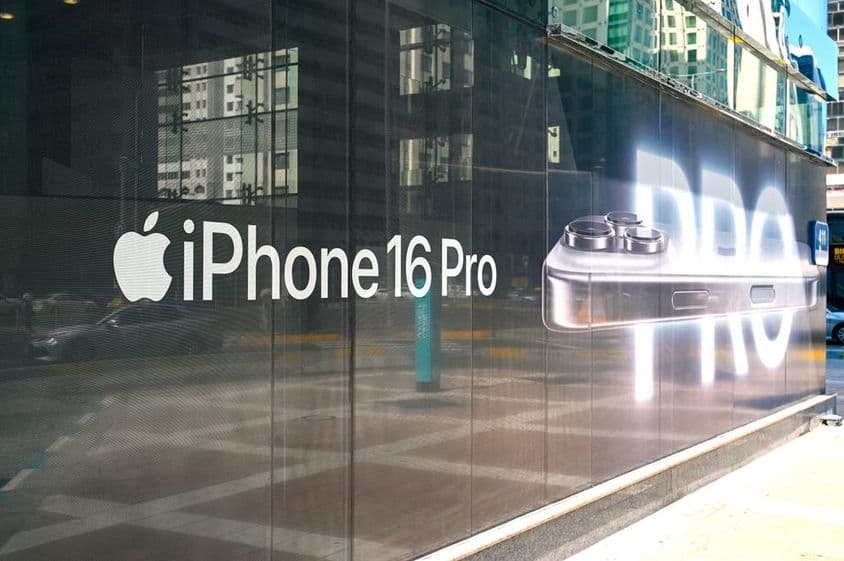 iPhone 16 PRO egy áruház kirakatán.