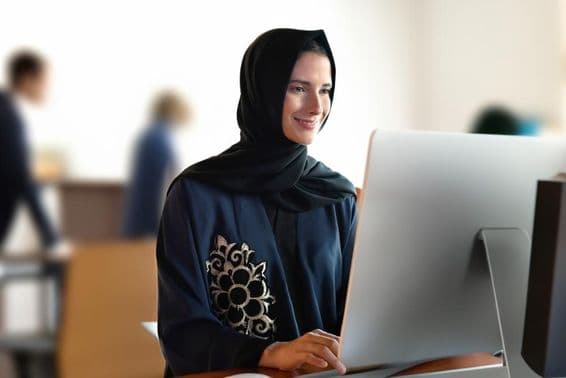 Arab tanárnő iskolában abaya hidzsábot visel.