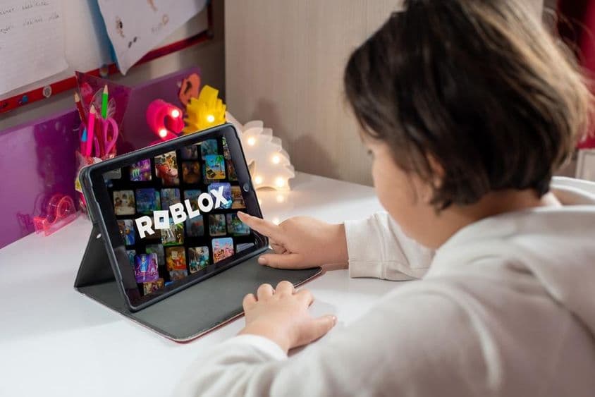 Kislány játszik Roblox nevű játékkal.