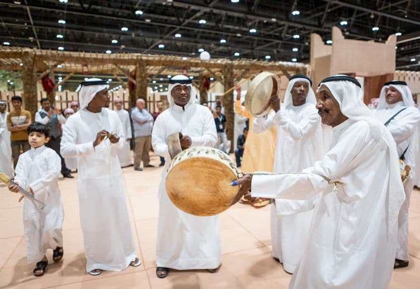 Az Emirates táncbemutatója az Abu Dhabi Nemzetközi Vadászati és Lovas Kiállításon.