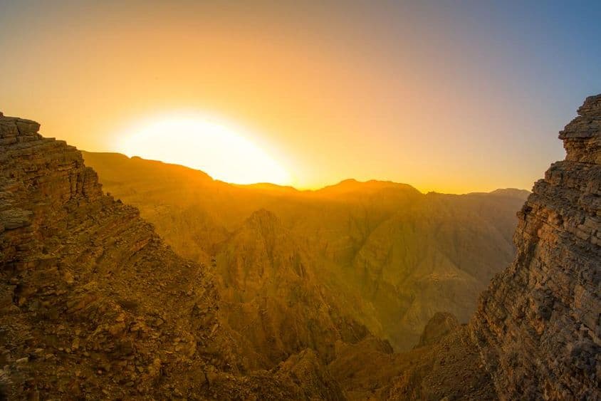 Napfelkelte táj Ras Al Khaimahból, Egyesült Arab Emírségek.