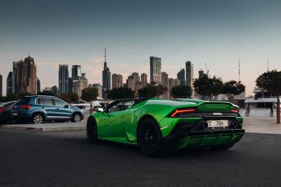 Lamborghini Huracan Spyder a kikötői parkolóban.