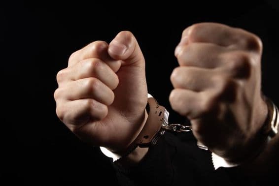 Bilincsben lévő férfiakat tartóztattak le bűncselekmények miatt.