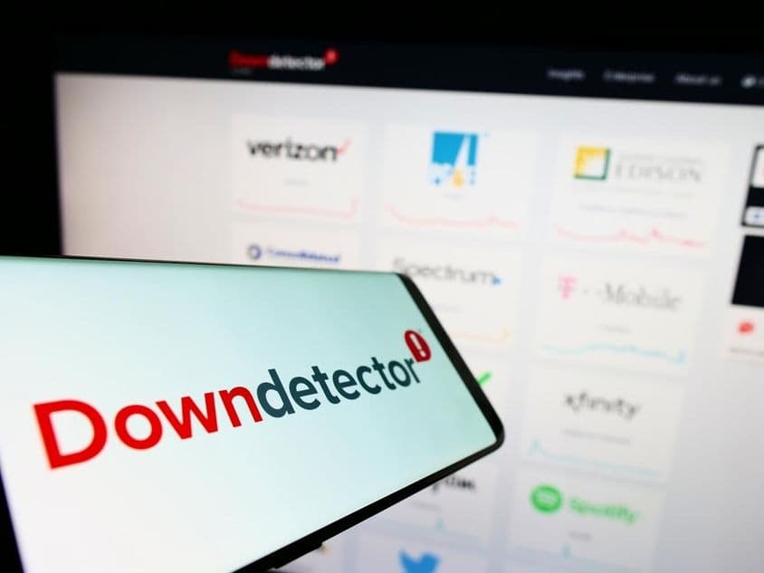 A weboldal előtti képernyőn a Downdetector online platform.
