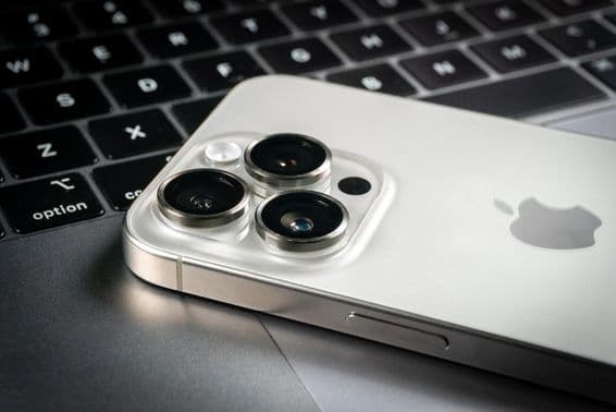 Modern Apple iPhone 15 Pro okostelefon és Apple Macbook Pro laptop.