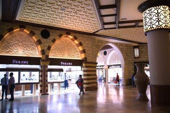 Dubai Mall bevásárlóközpont, a világ legnagyobb bevásárló helye.