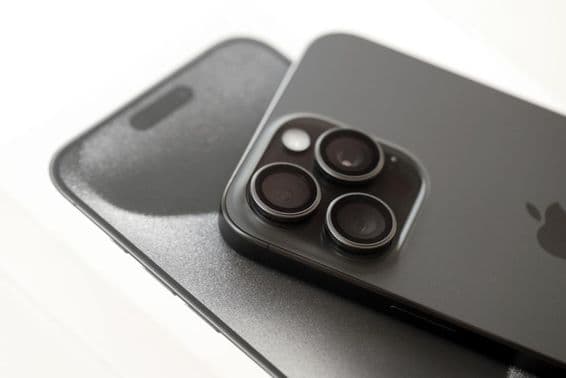 Apple Iphone 15 Pro Max okostelefon.