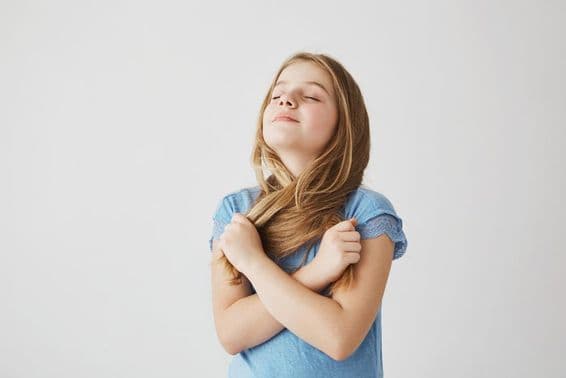 Csinos szőke lány mély lélegzetet vesz a friss levegőből.