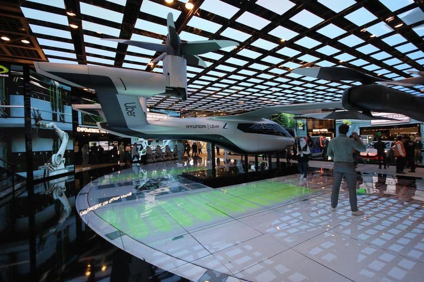 Teljes méretű Hyundai Uber légitaxi modell kiállítva az Etisalat pavilonjában.