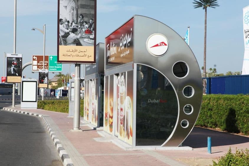 Légkondicionált buszmegállók Dubaiban.