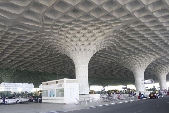 A mumbai nemzetközi repülőtér külső nézete.