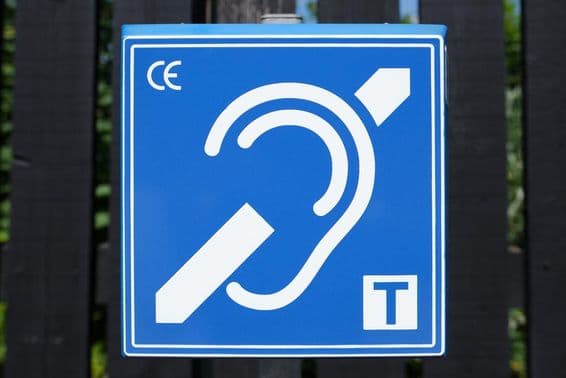 Egy audio indukciós hurok hallókészüléket használók segítésére.