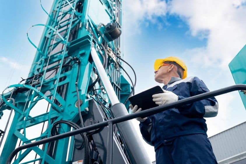 Az iparági üzemeltető számítógépes táblagépet használ a vezérlőplatformhoz kutak fúrásához.