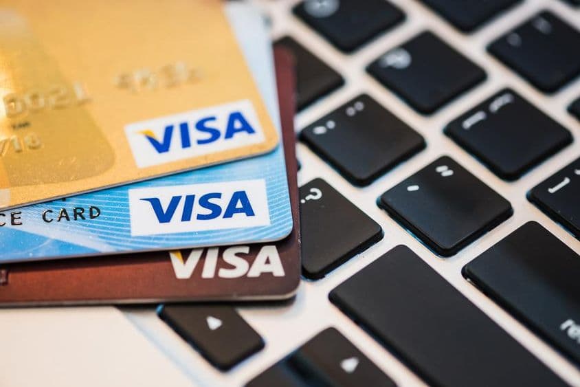 egy Visa kártyák a Macbook billentyűzetén.