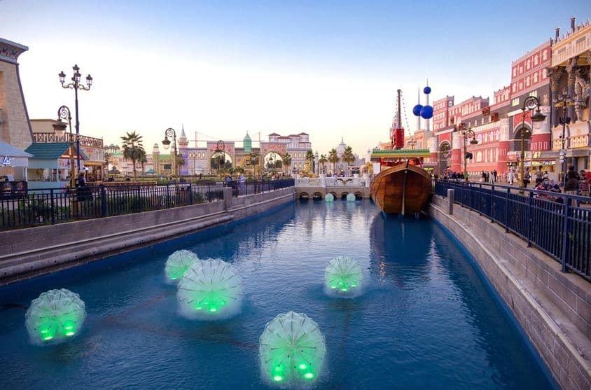 Gyönyörű kilátás nyílik a vidéki pavilonokra Global Village-ben, Dubaiban.