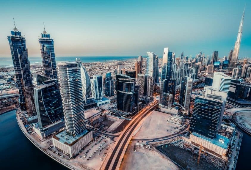 Festői panoráma a Dubai modern város építészetére.