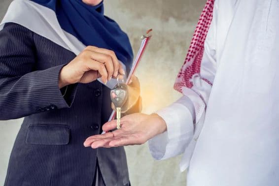 Kulcs átadás egy bérlőnek.