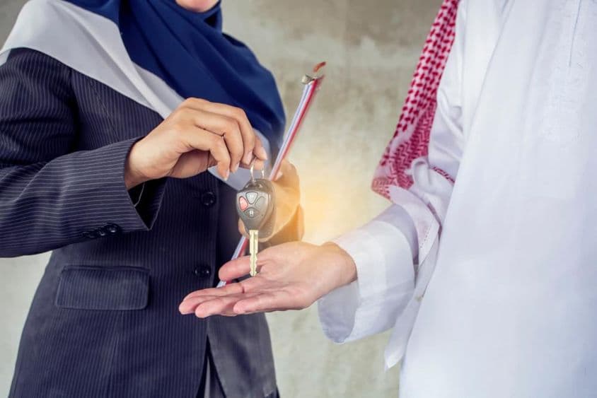 Kulcs átadás egy bérlőnek.