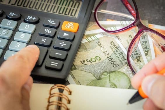 Pénzügyi elszámolások indiai rúpiában.