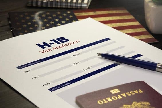 USA H-1B vízumkérelem az asztalon útlevéllel.