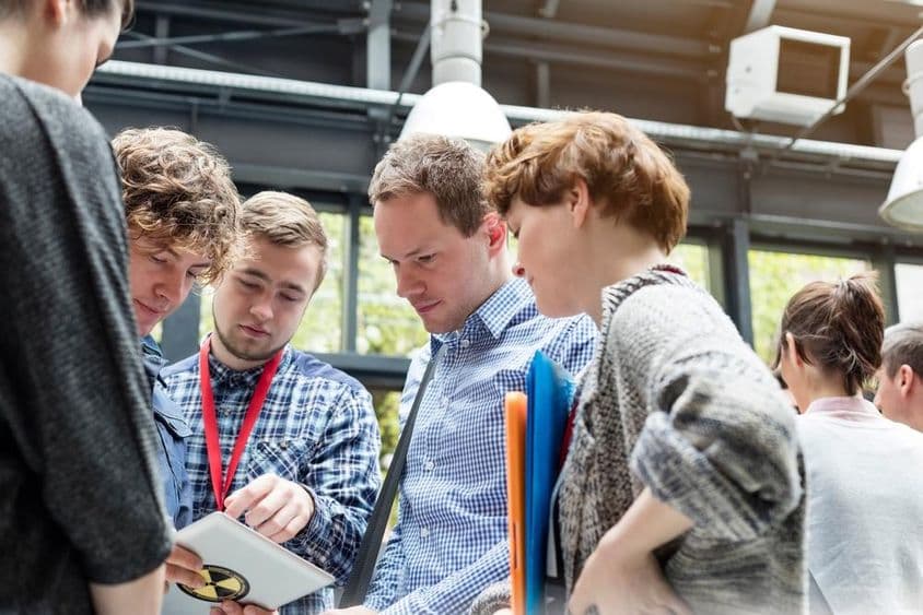 Diákok egy expo területén.