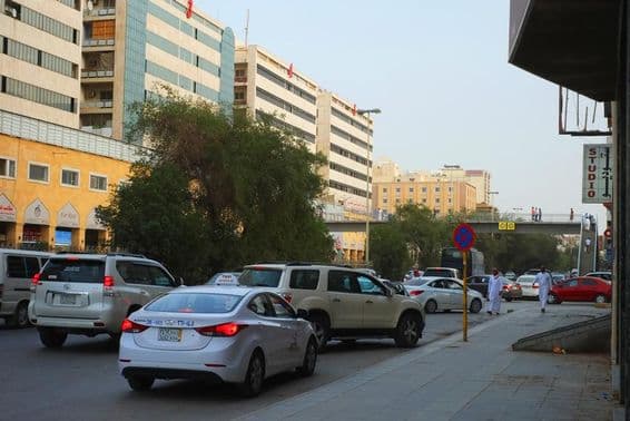 Rijád, Szaúd-Arábia forgalom az Öt Épület nevezetességei mentén Al Batha kerületben.