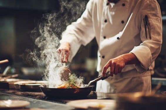 Egy séf főz a konyhában.