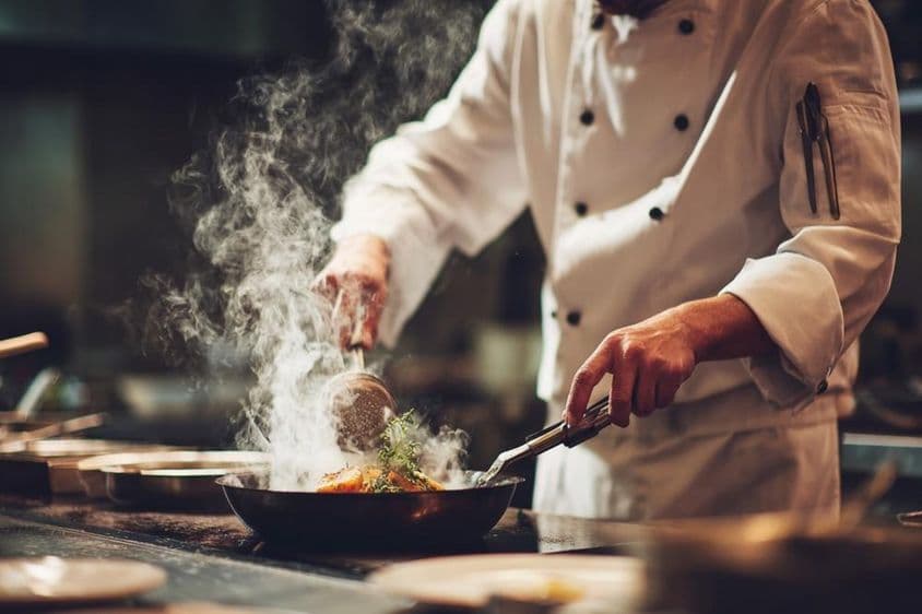 Egy séf főz a konyhában.