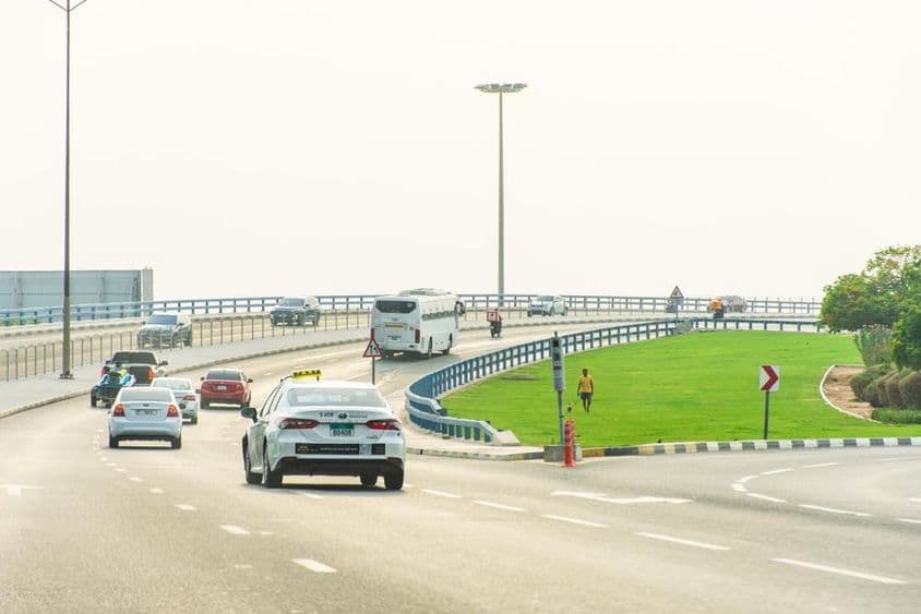 Aman taxi az úton Sharjah városában.