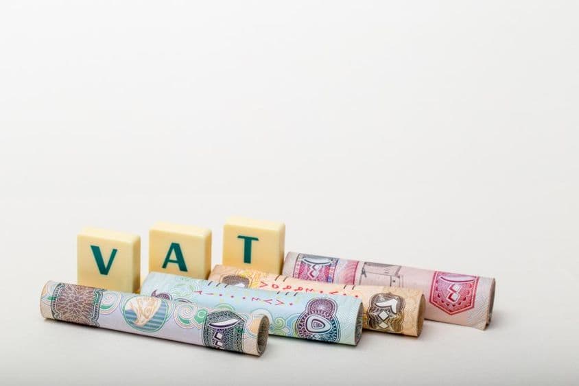 A betűk ÁFA (hozzáadott értékű adó) az Egyesült Arab Emírségek dirham bankjegyei felett.