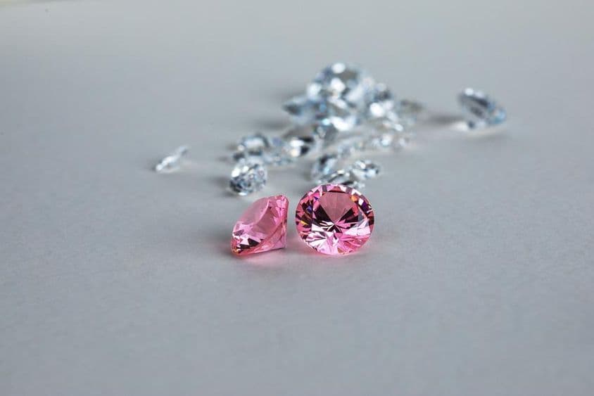 Színes laboratóriumban termesztett kerek vágott gyémánt.