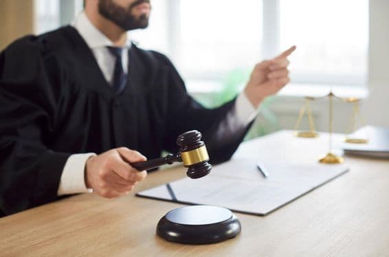 A bíró kopogtat, és a bíróság ítéletet hoz a tárgyalóteremben.