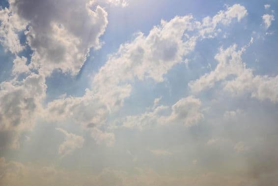 Festői felhős ég, gyönyörű felhők és felhős táj Dubai.