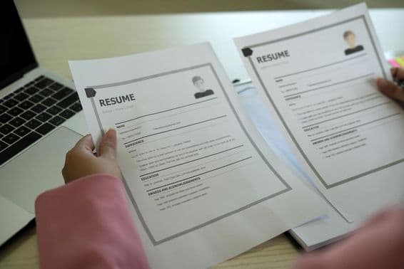 Egy fiatal ázsiai női HR-vezető olvassa az önéletrajzot.