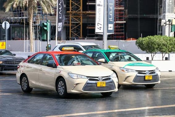 Toyota Camry taxik Dubai város utcáján.