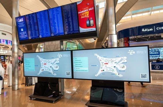 Repülési információk Abu Dhabi Zayed International Airport terminál monitorokon.