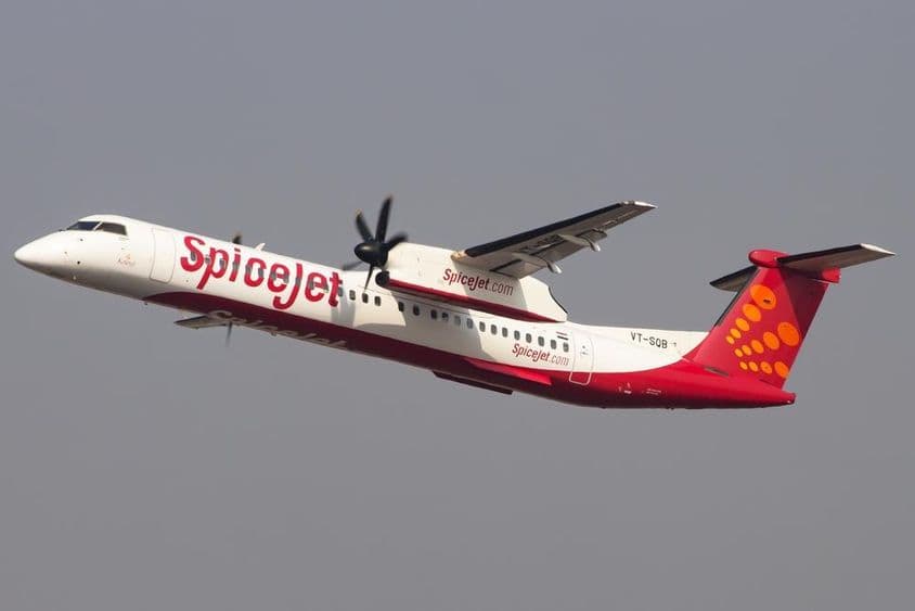 SpiceJet Bombardier Q400 Dash 8 típusú repülőgépe felszáll a mumbai repülőtérről.