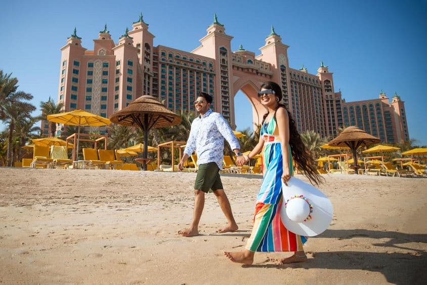 Boldog turisták Dubaiban az ünnepek alatt.
