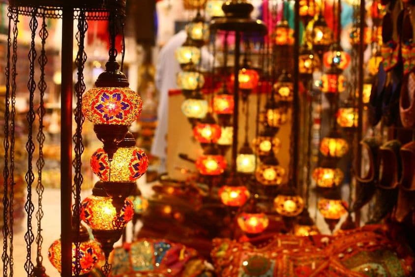 Hagyományos arab függőlámpás Dubai utcájában éjszaka.