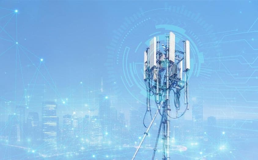 Egy mobiltelefon torony 5G mobilhálózattal.