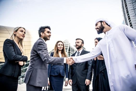 Arab és nyugati üzletemberek beszélgetnek a munkáról.