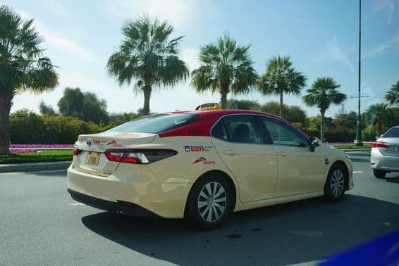 Dubai Taxi a város utcáján.