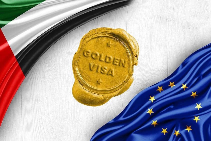 Egyesült Arab Emírségek zászlaja és az Európai Unió arany vízuma.