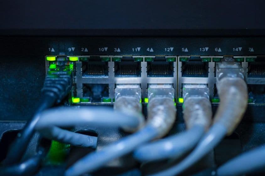 Gigabites switch és hálózati kábel.