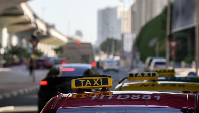 Dubai taxi lámpa a város utcáin.
