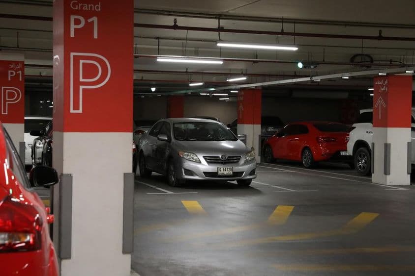 Dubai modern földalatti parkolóház különböző autókkal.