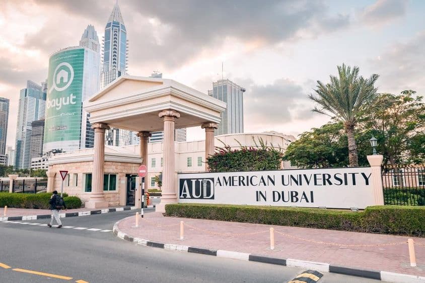 Amerikai egyetem főbejárata a Dubai Internet Cityben.